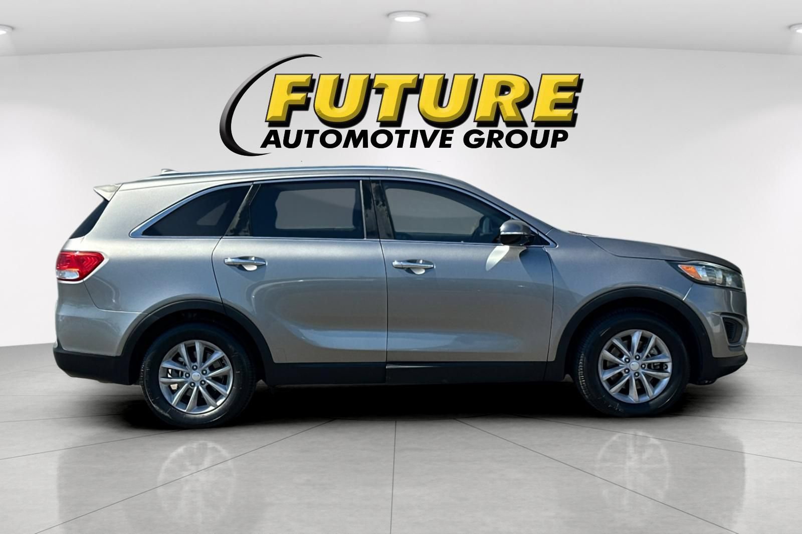 Used 2017 Kia Sorento FWD w/ LX Convenience Package image 3