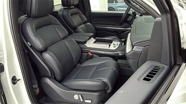 New 2025 Lincoln Navigator Reserve w/ Jet Appearance Package image 9