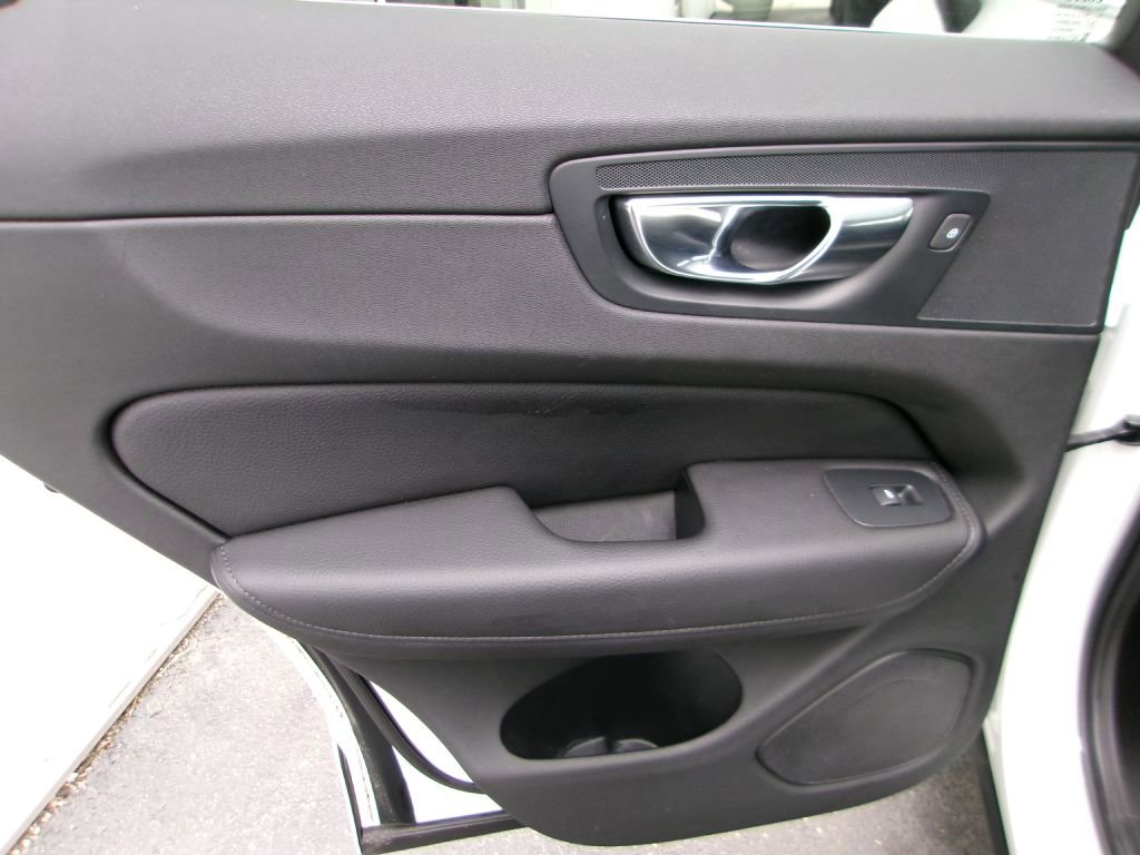 Used 2021 Volvo XC60 T5 Momentum w/ Premium Package image 12