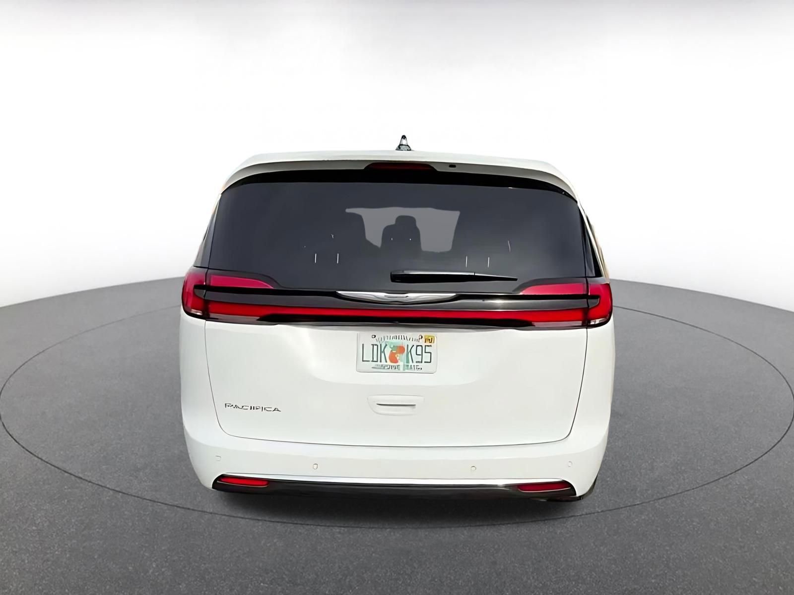 Used 2025 Chrysler Pacifica Select image 12