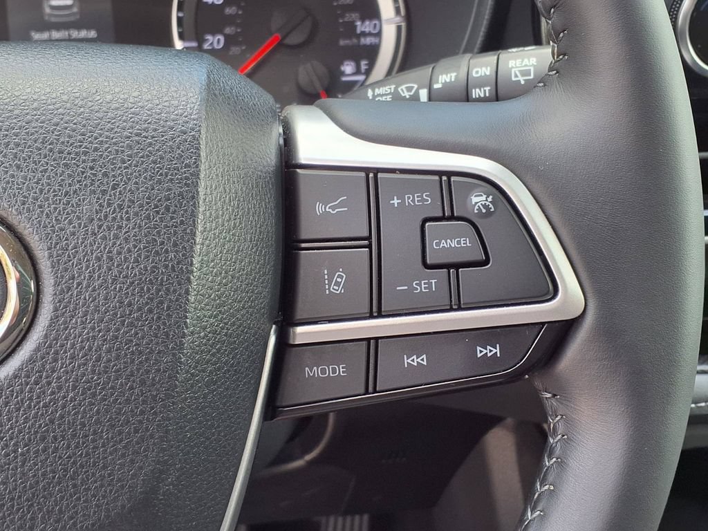 Used 2022 Toyota Highlander LE FWD image 32