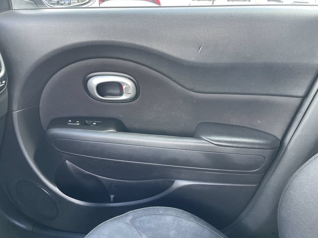Used 2016 Kia Soul + FWD image 19