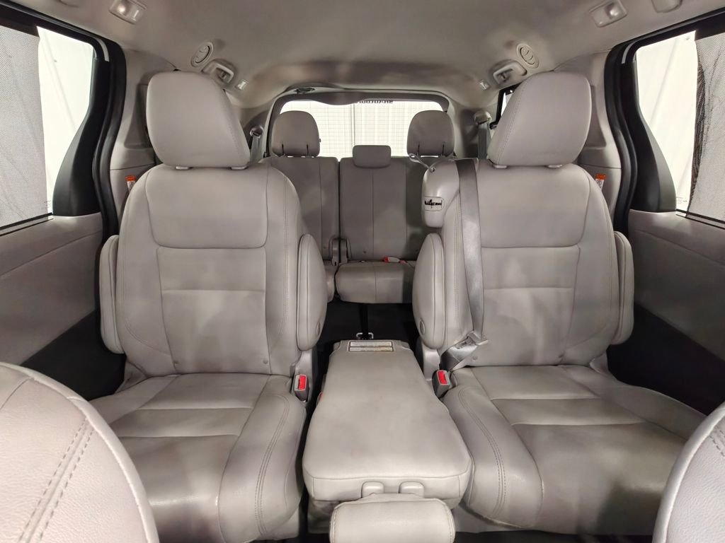 Used 2020 Toyota Sienna XLE w/ XLE Navigation Package FWD image 20