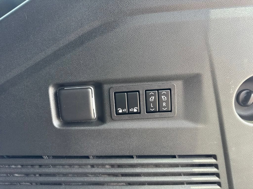 Used 2023 GMC Yukon AT4 AWD/4WD image 30
