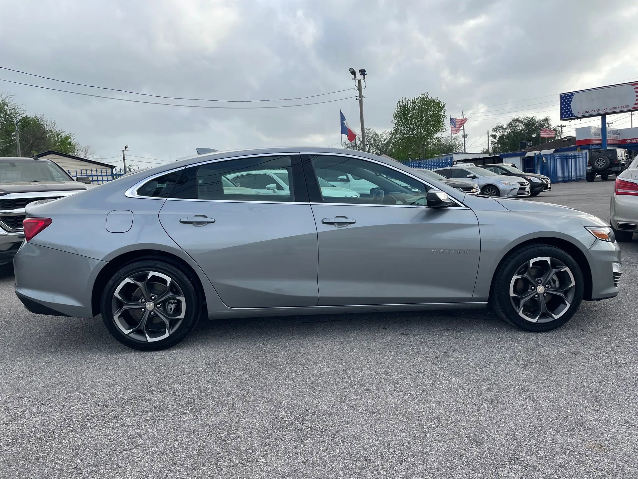 Used 2023 Chevrolet Malibu LT image 2