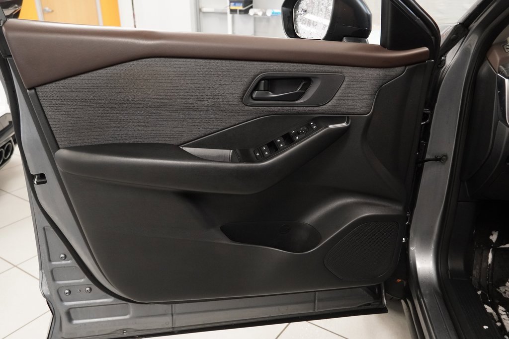 Used 2023 Nissan Rogue S image 16