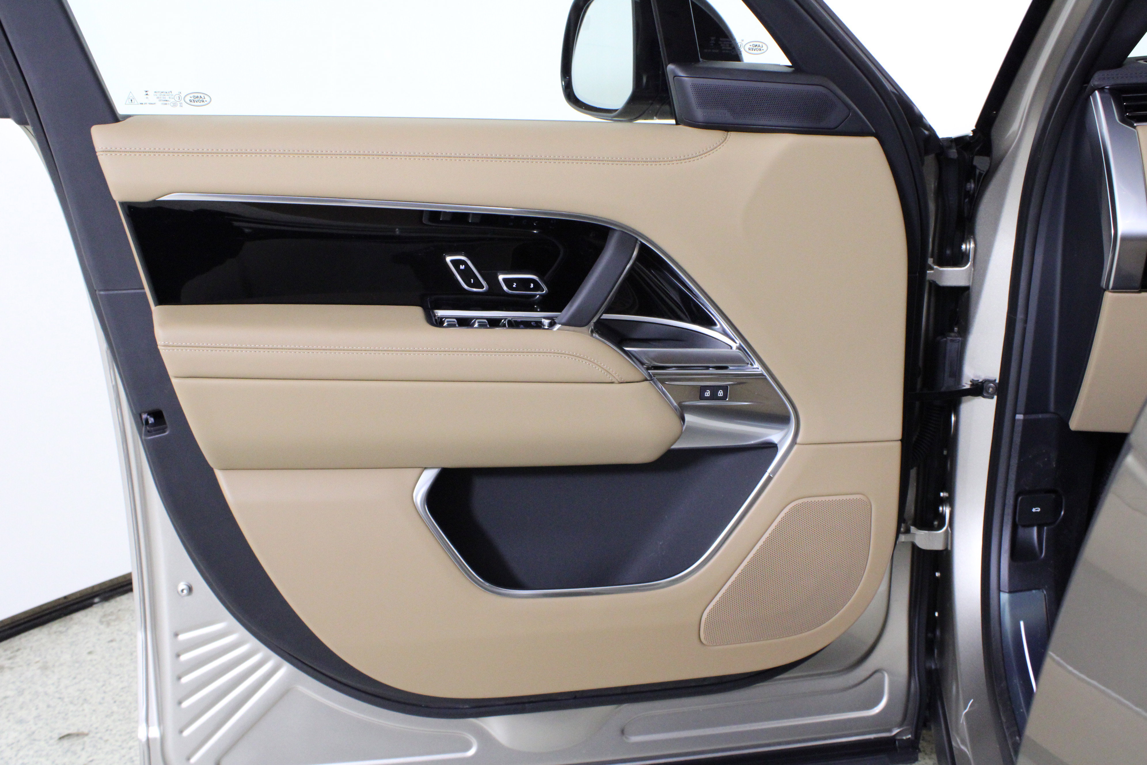 New 2026 Land Rover Range Rover Long Wheelbase SE image 15