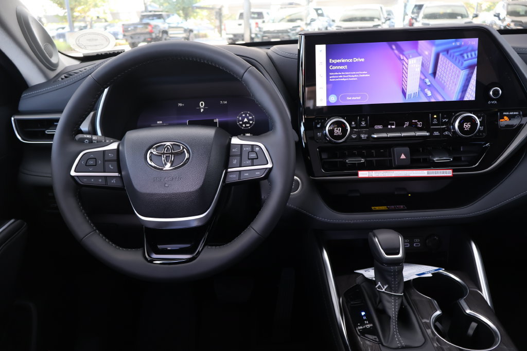 New 2026 Toyota Highlander Limited AWD/4WD image 2