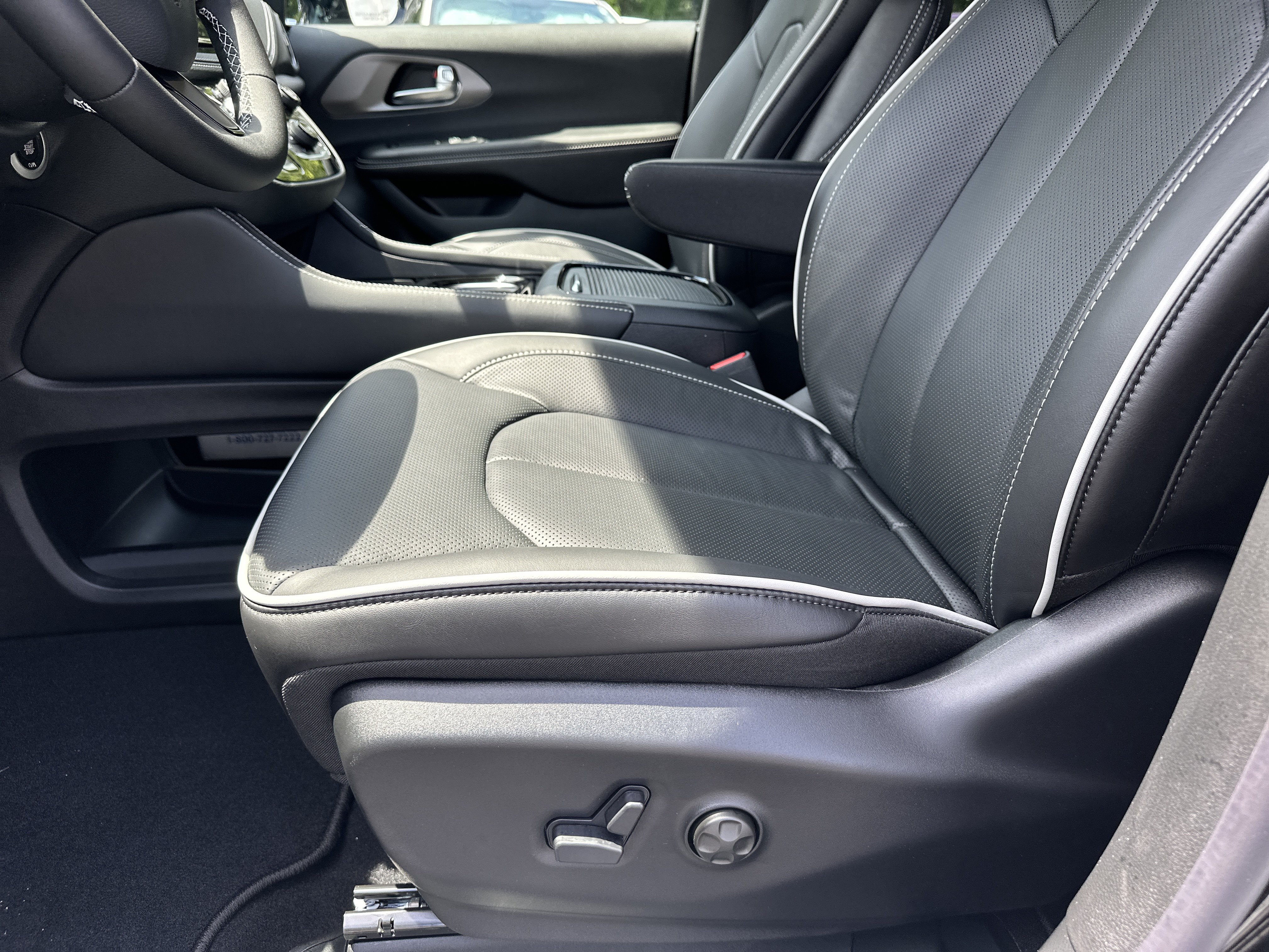 New 2027 Chrysler Pacifica Limited FWD image 11