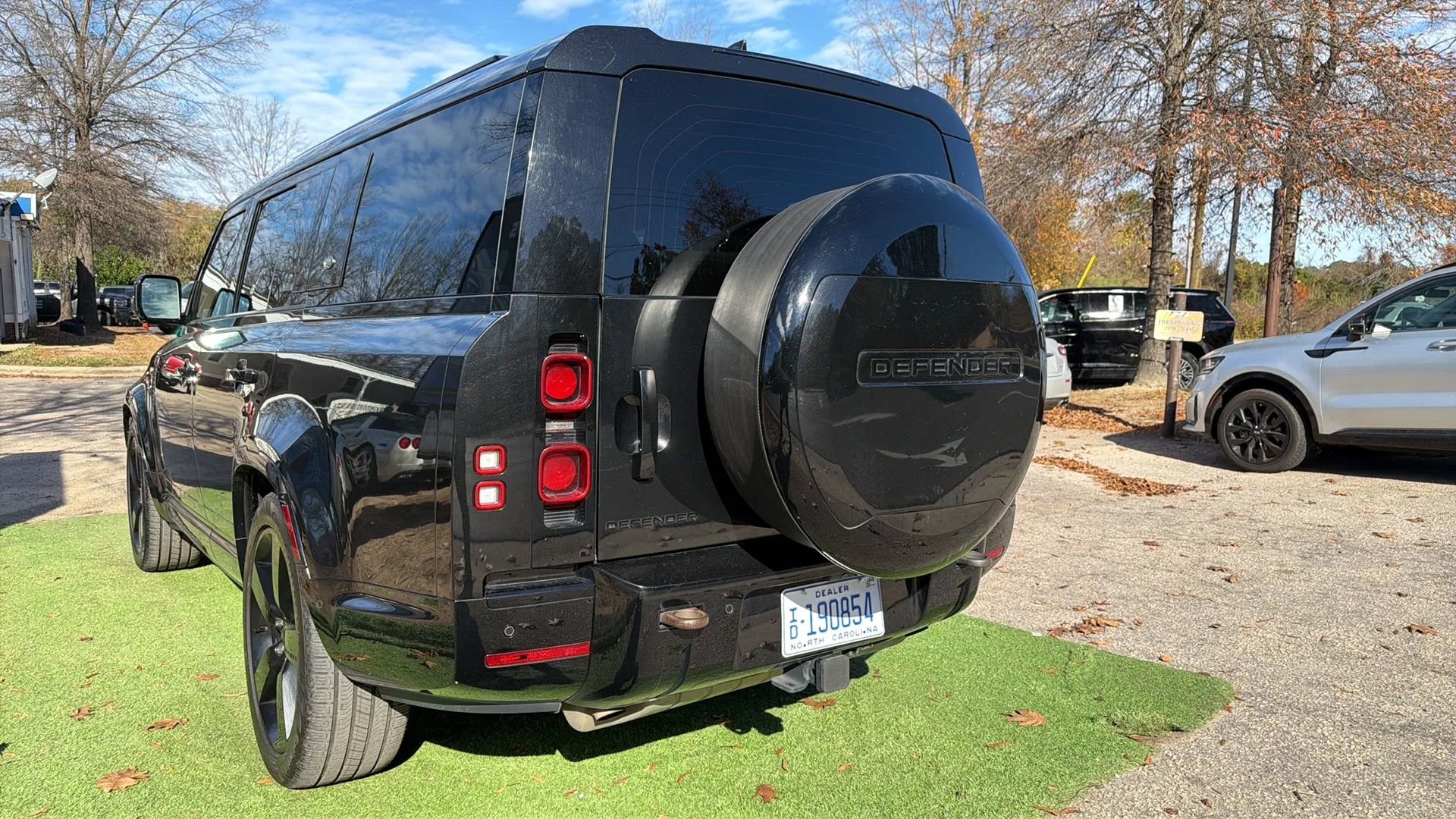 Used 2024 Land Rover Defender 130 X-Dynamic SE image 9