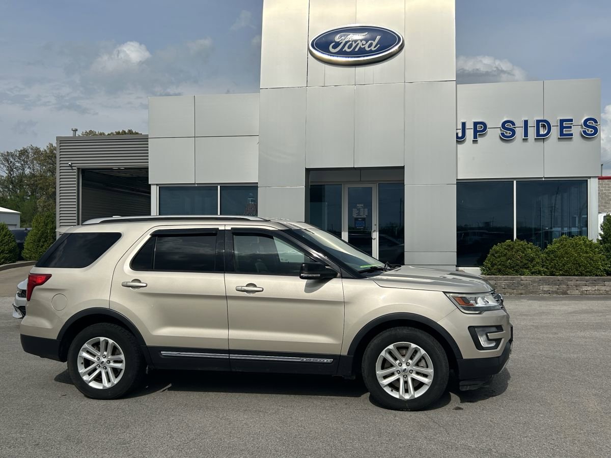 Used 2017 Ford Explorer XLT w/ Equipment Group 202A FWD image 3