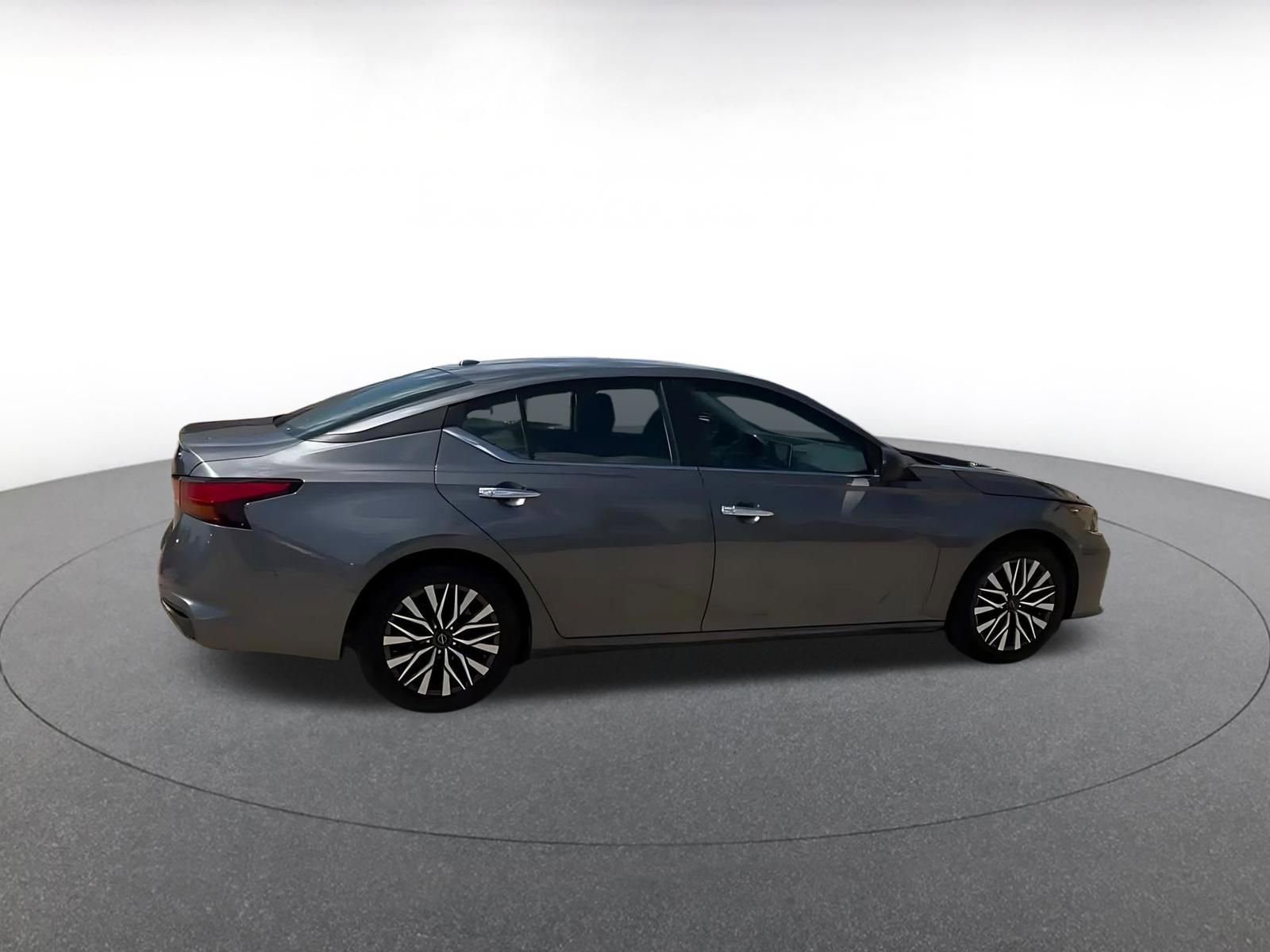 Used 2025 Nissan Altima 2.5 SV FWD image 16