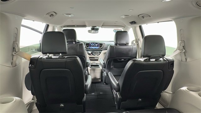 Used 2023 Chrysler Pacifica Touring-L image 20