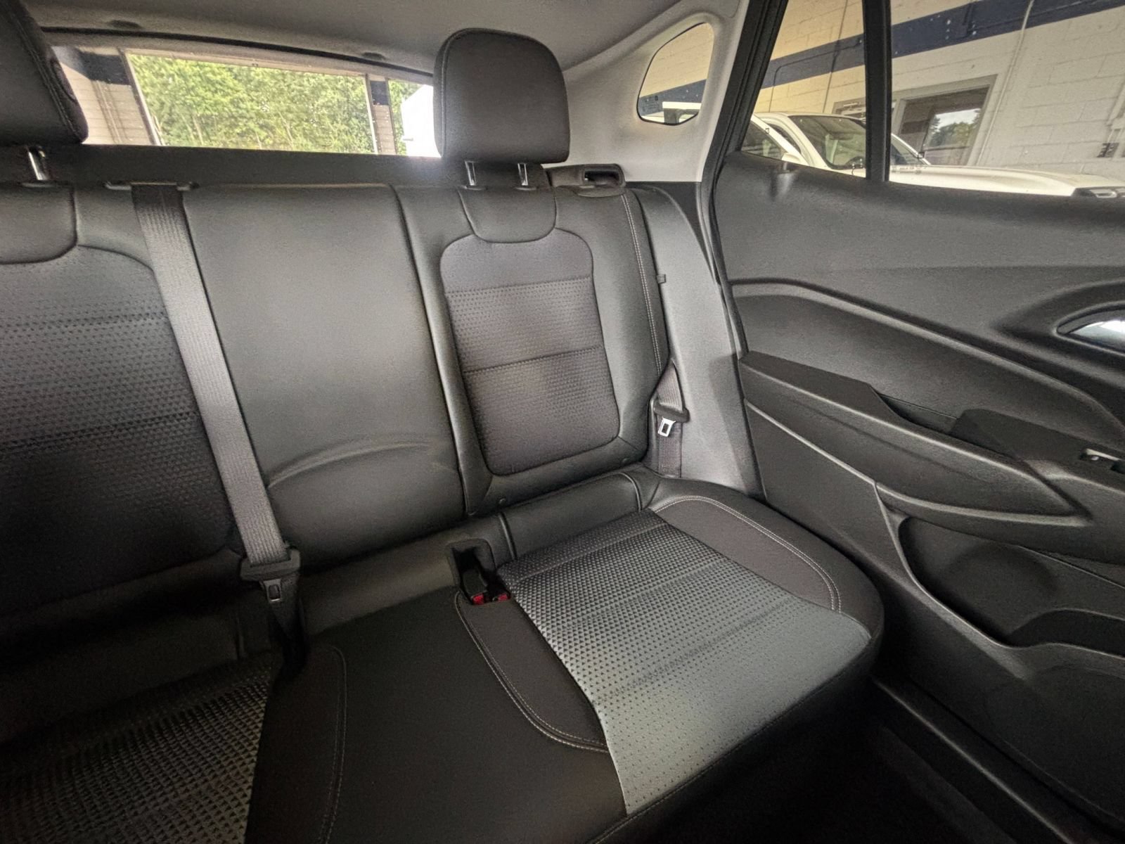 Used 2025 Chevrolet Trax LT FWD image 37