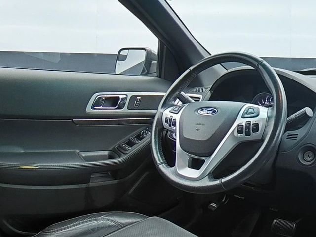 Used 2015 Ford Explorer XLT w/ Equipment Group 202A AWD/4WD image 16