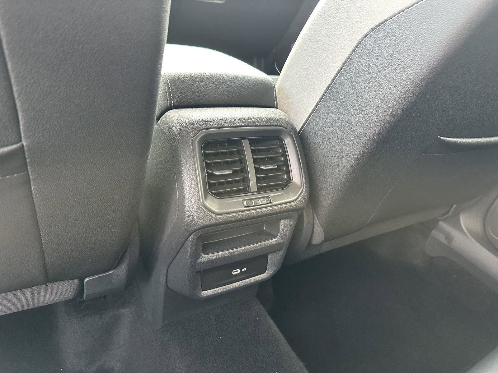 Used 2025 Volkswagen Taos SE AWD/4WD image 15