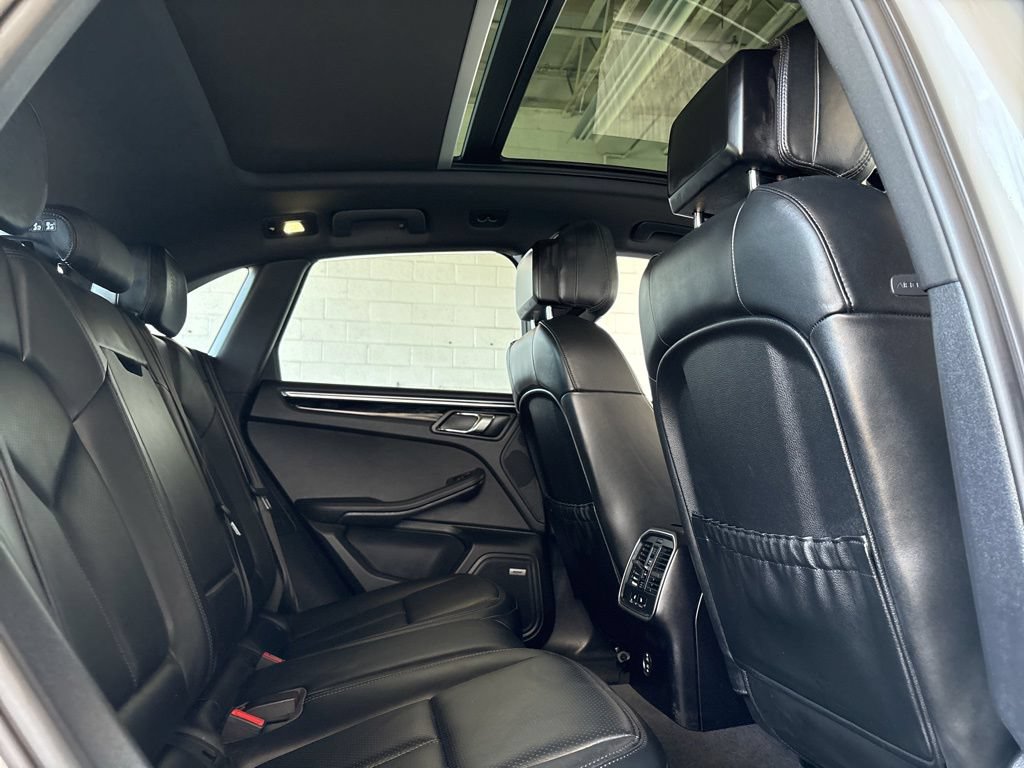 Used 2024 Porsche Macan Turbo AWD/4WD image 17