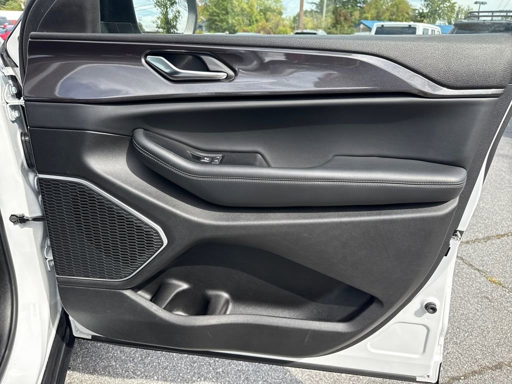 Used 2022 Jeep Grand Cherokee Laredo w/ Luxury Tech Group I image 19