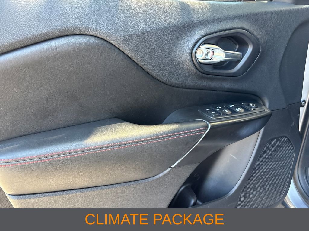 Used 2019 Jeep Cherokee Trailhawk AWD/4WD image 10