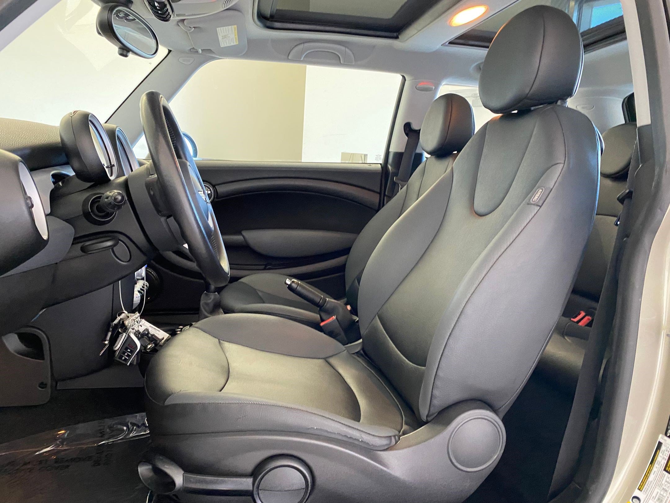 Used 2010 MINI Cooper Hardtop image 5