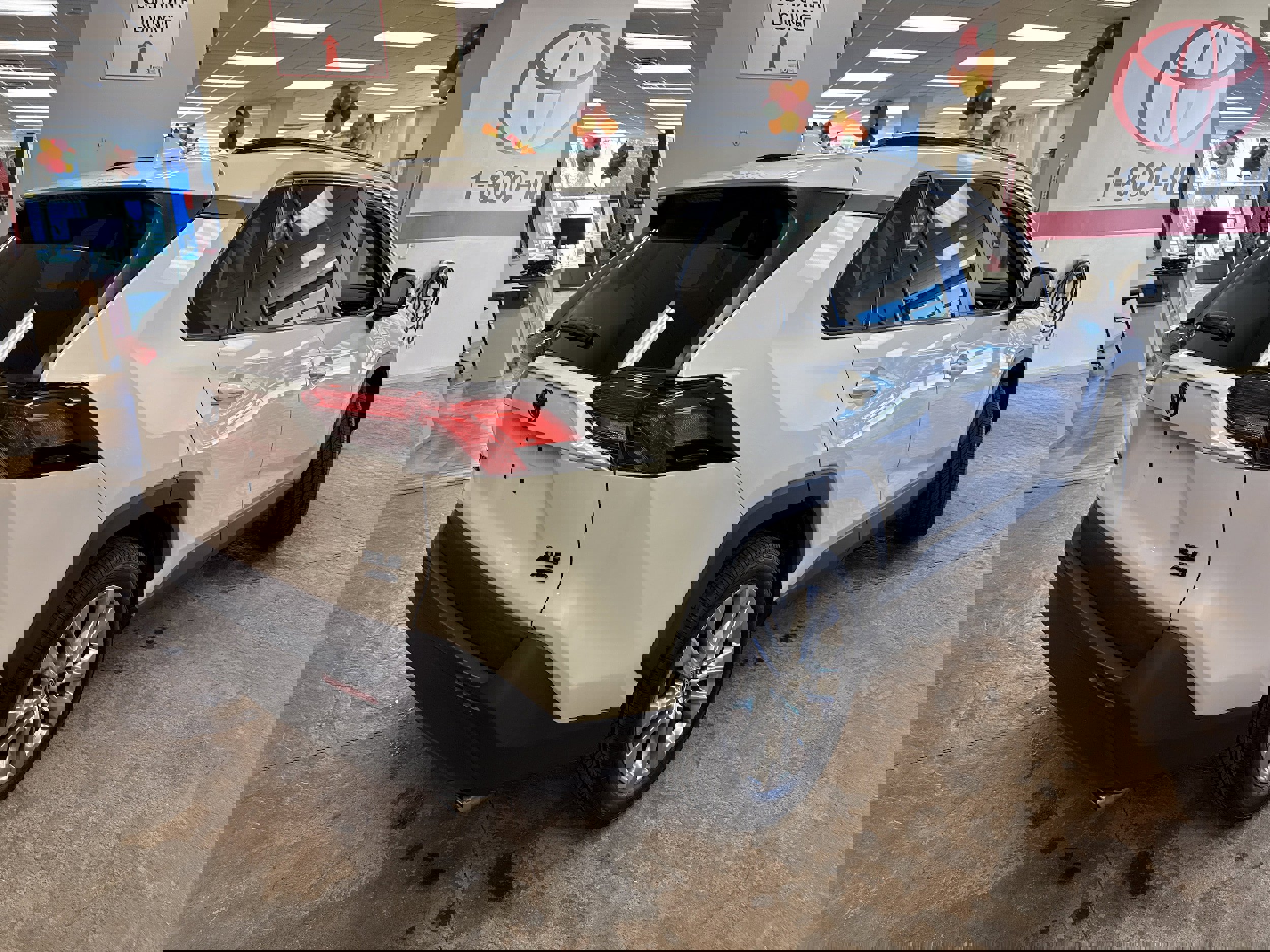 Used 2021 Toyota RAV4 XLE Premium image 12