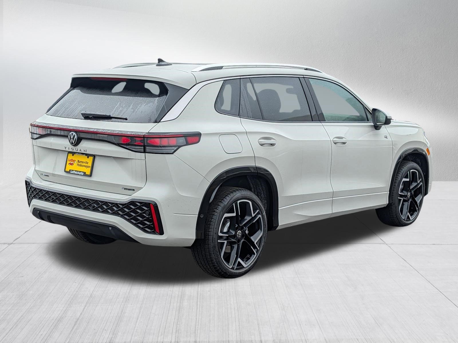 New 2026 Volkswagen Tiguan SEL R-Line AWD/4WD image 4