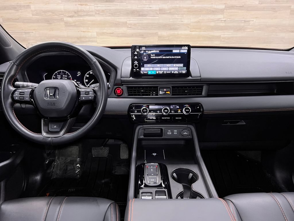 Used 2025 Honda Pilot TrailSport image 2