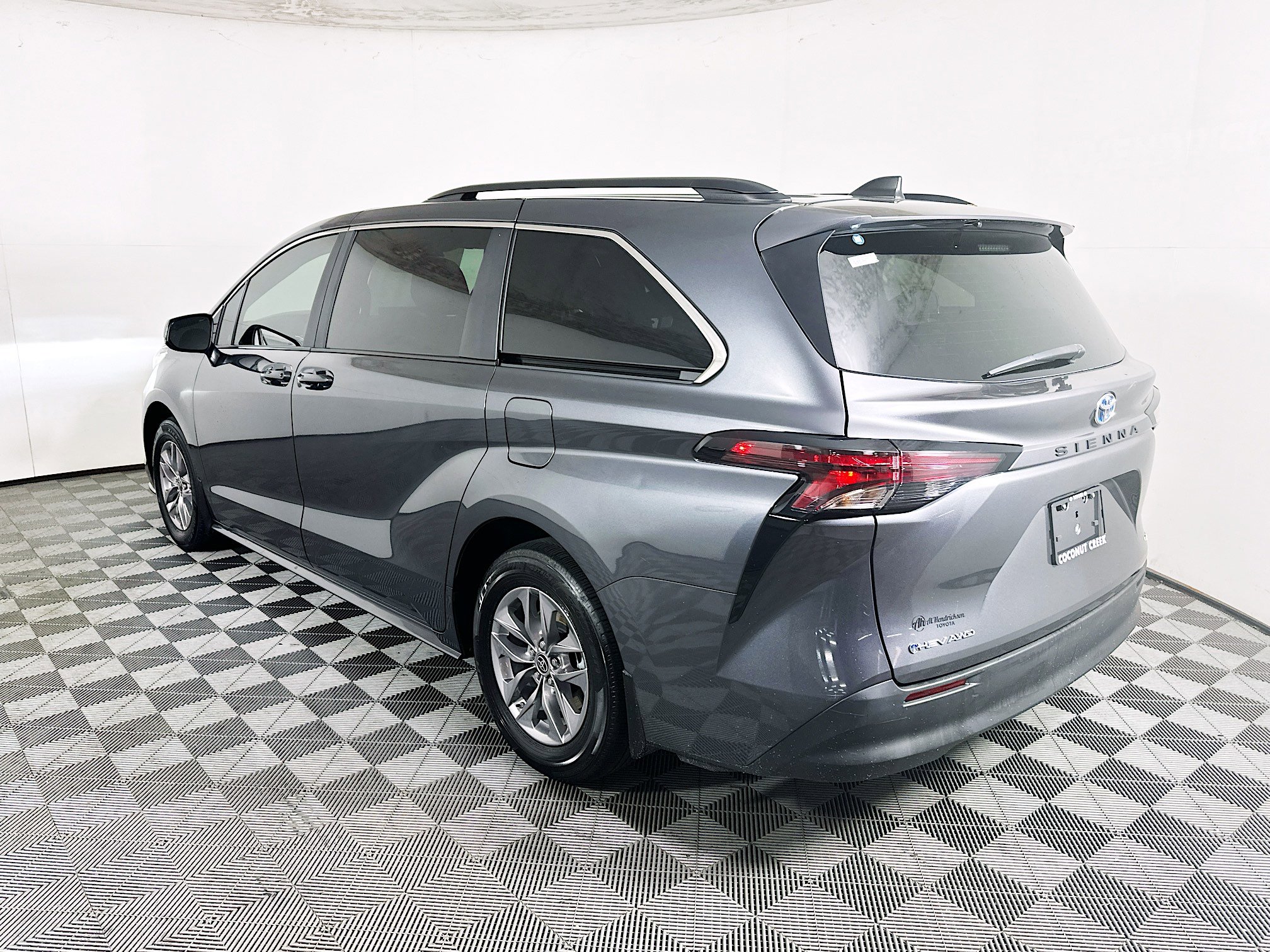 Used 2025 Toyota Sienna LE w/ LE Plus Package AWD/4WD image 5