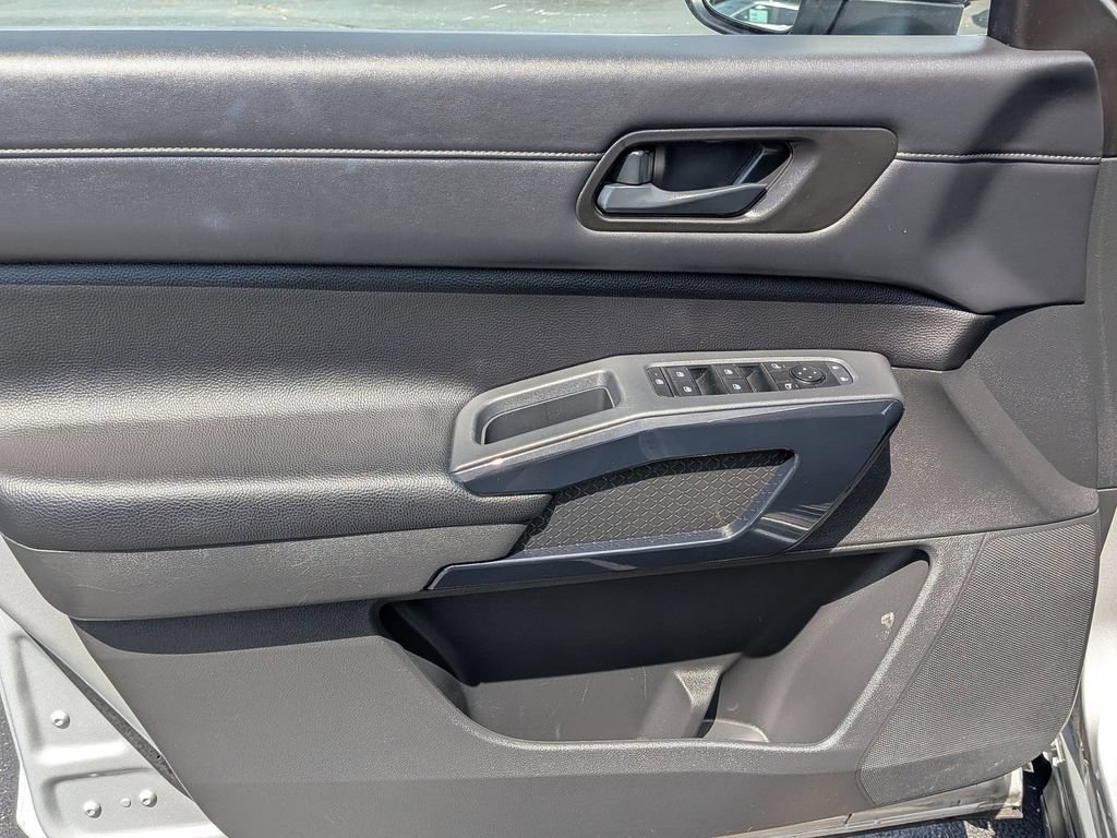 Used 2025 Nissan Pathfinder SV FWD image 9