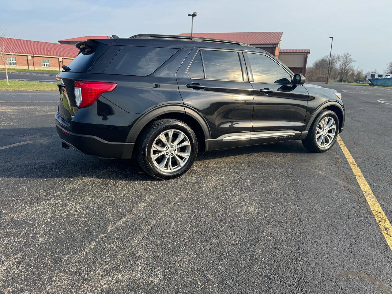 Used 2020 Ford Explorer XLT w/ Equipment Group 202A image 3