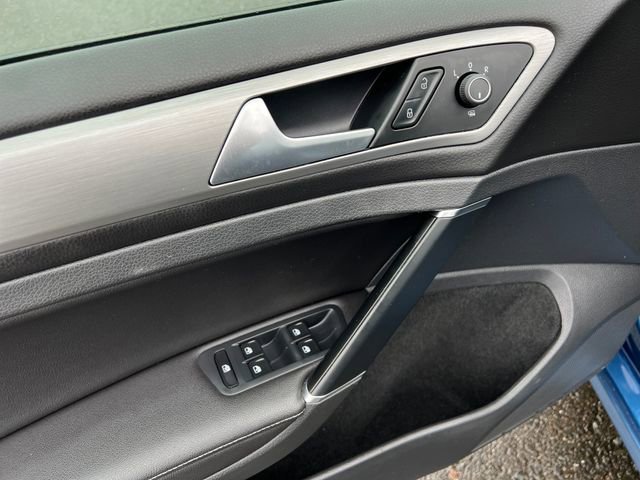 Used 2017 Volkswagen Golf Wolfsburg Edition image 33