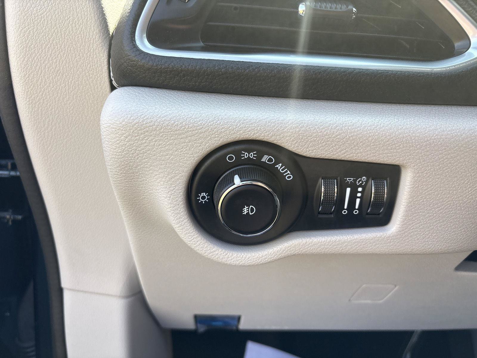 Used 2022 Chrysler Pacifica Limited w/ Uconnect Theater Family Group AWD/4WD image 21