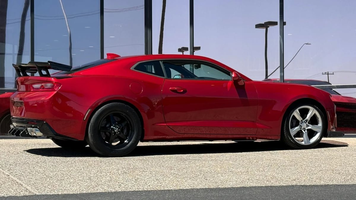 Used 2018 Chevrolet Camaro SS RWD image 13