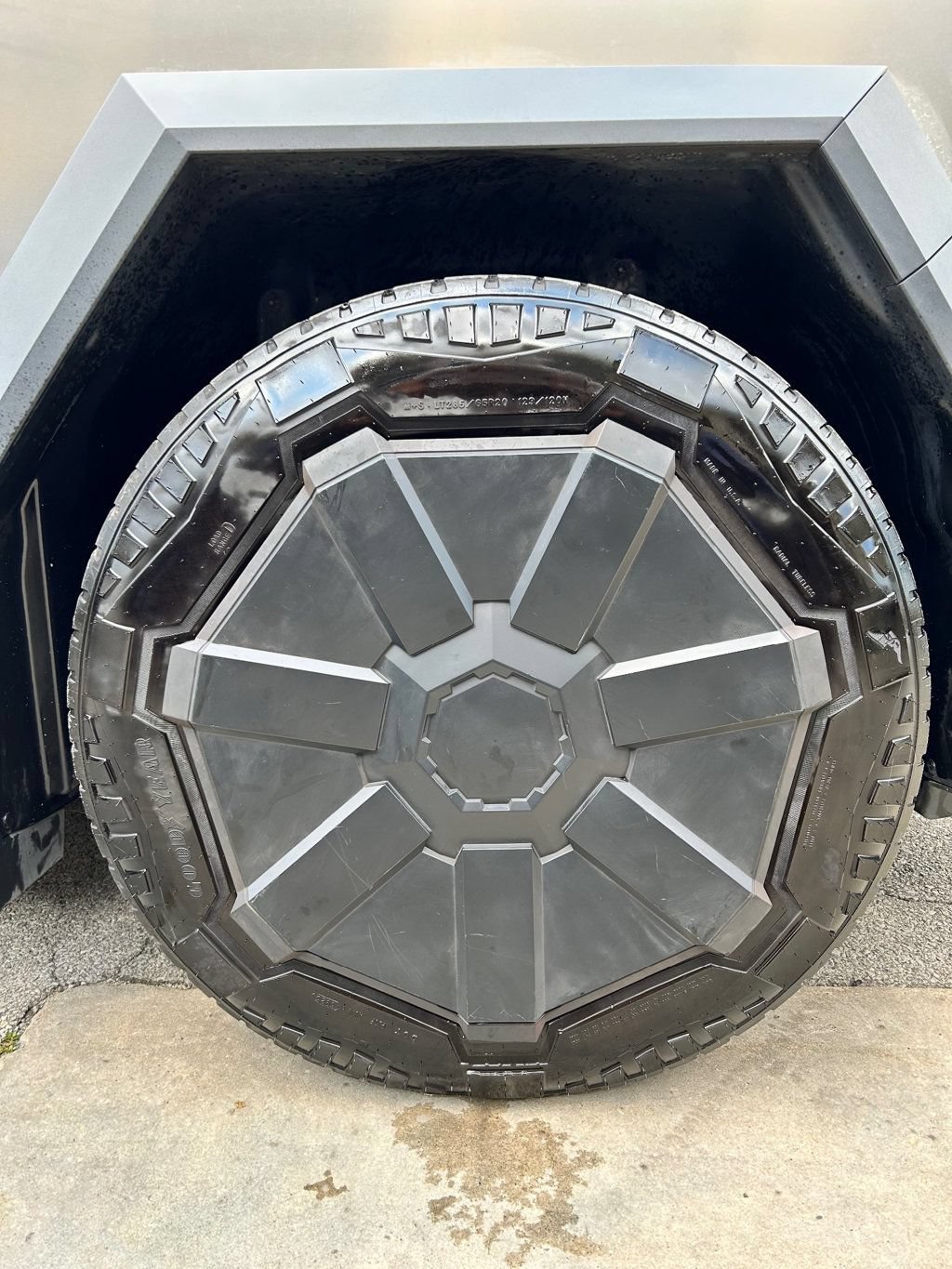 Used 2024 Tesla Cybertruck AWD Crew Cab image 47
