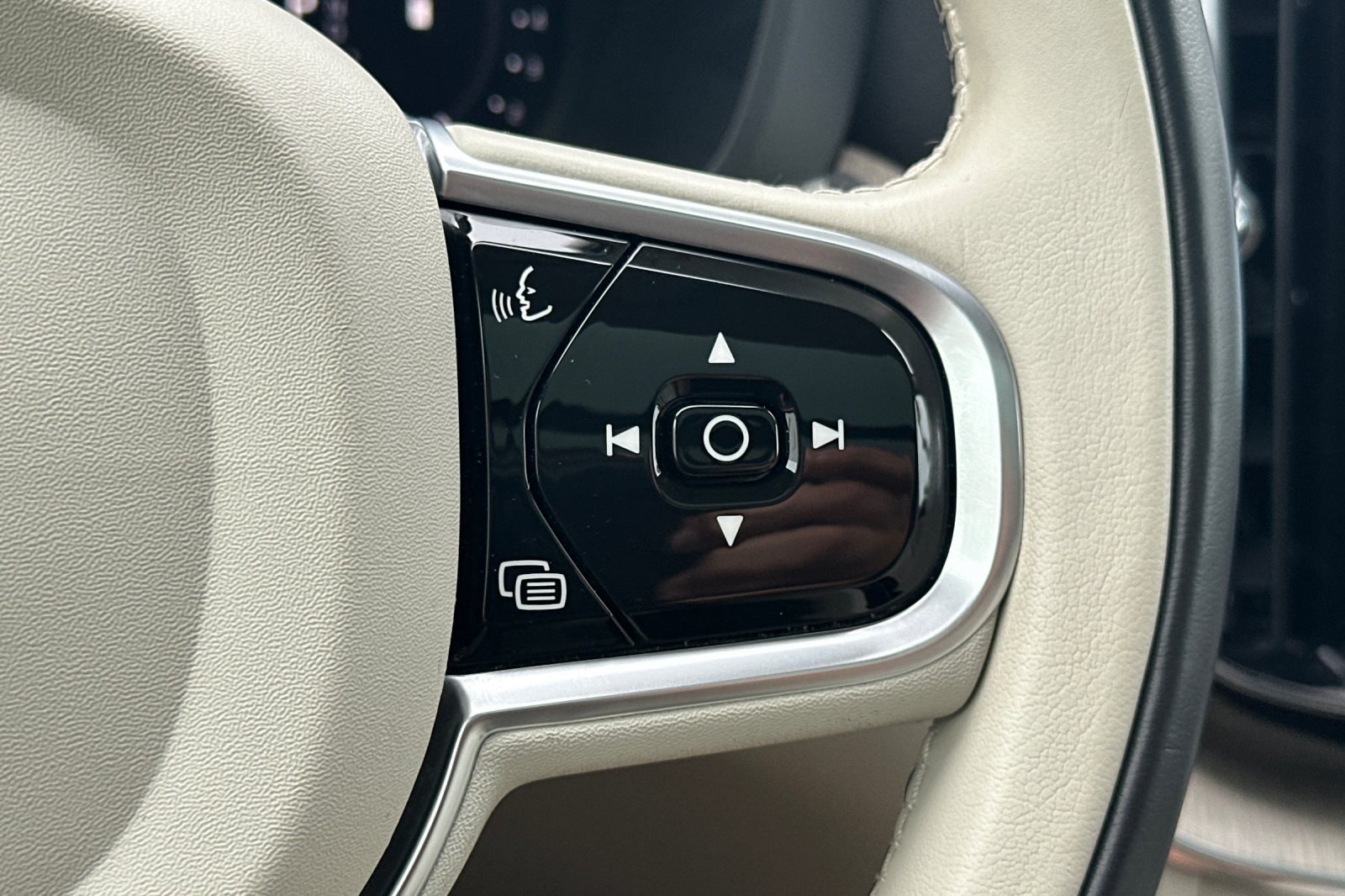 Certified 2023 Volvo XC60 B5 Plus w/ Protection Package Premier FWD image 29