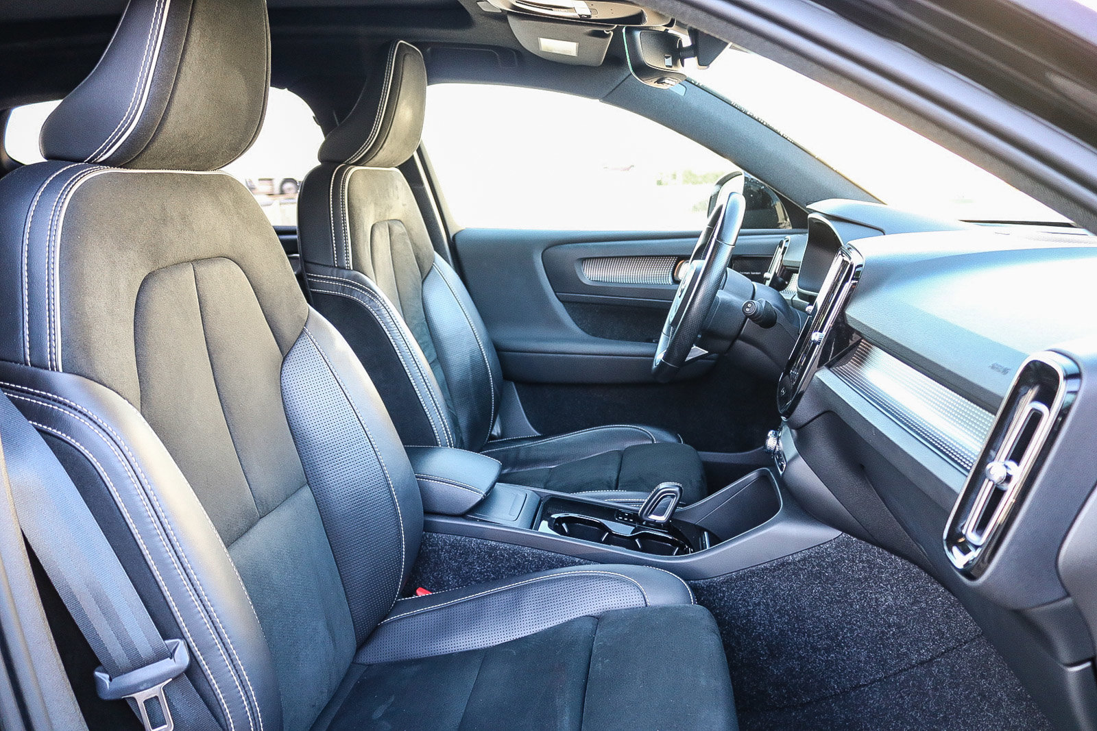 Used 2021 Volvo XC40 P8 Recharge w/ Advanced Package image 16