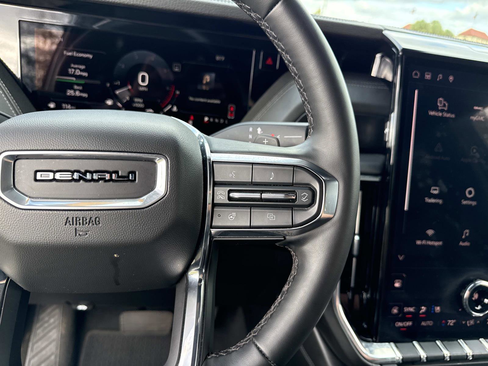 Used 2025 GMC Yukon XL Denali image 31