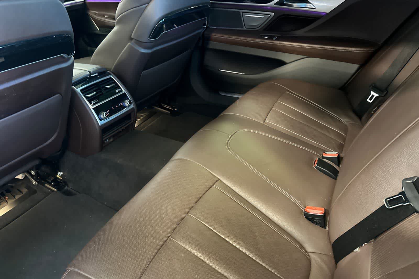 Used 2022 BMW 740i w/ M Sport Package RWD image 5