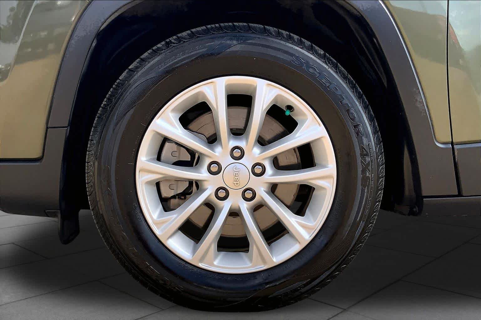 Used 2021 Jeep Cherokee Latitude FWD image 11