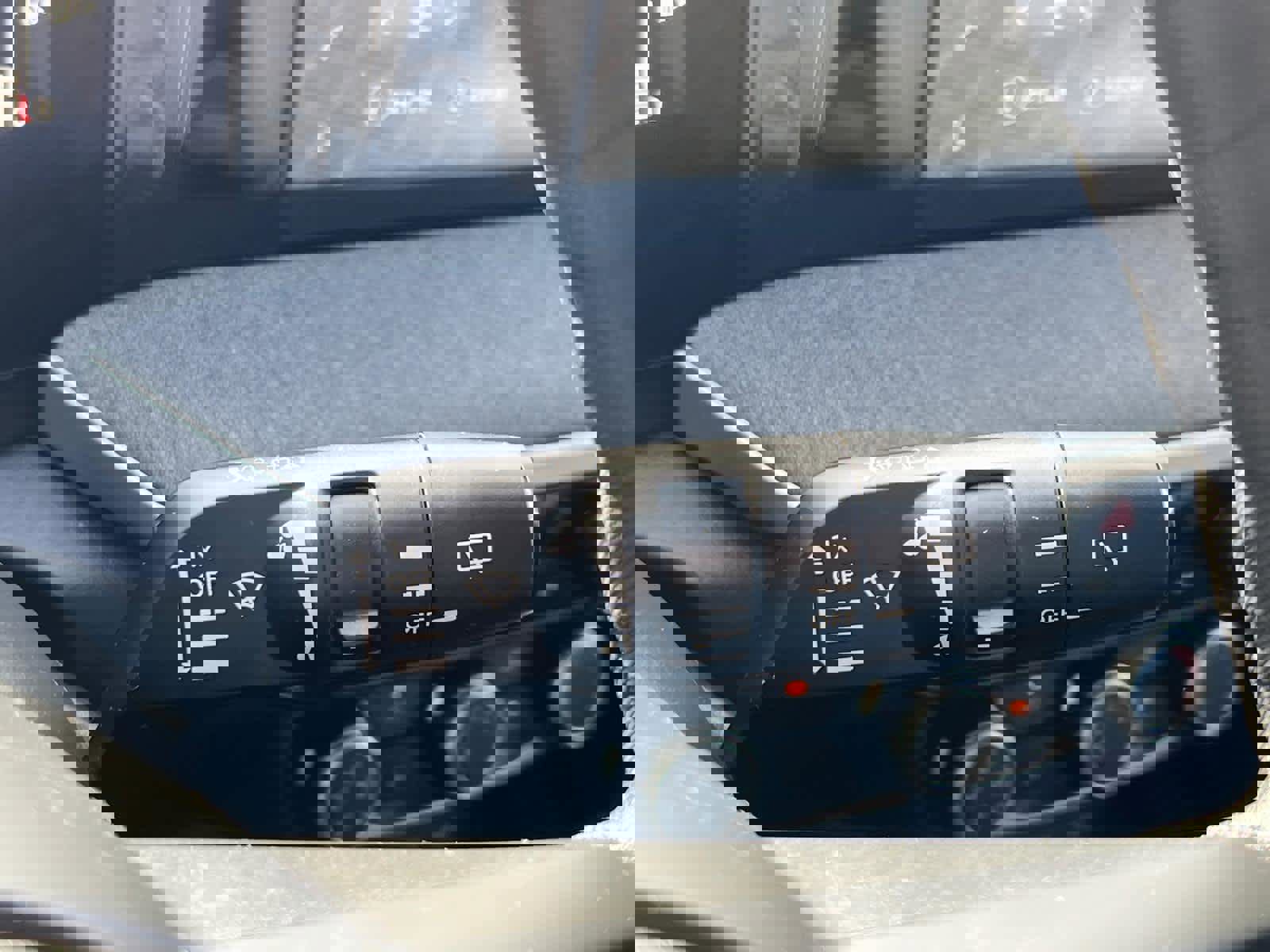 Used 2025 Nissan Kicks SV AWD/4WD image 18