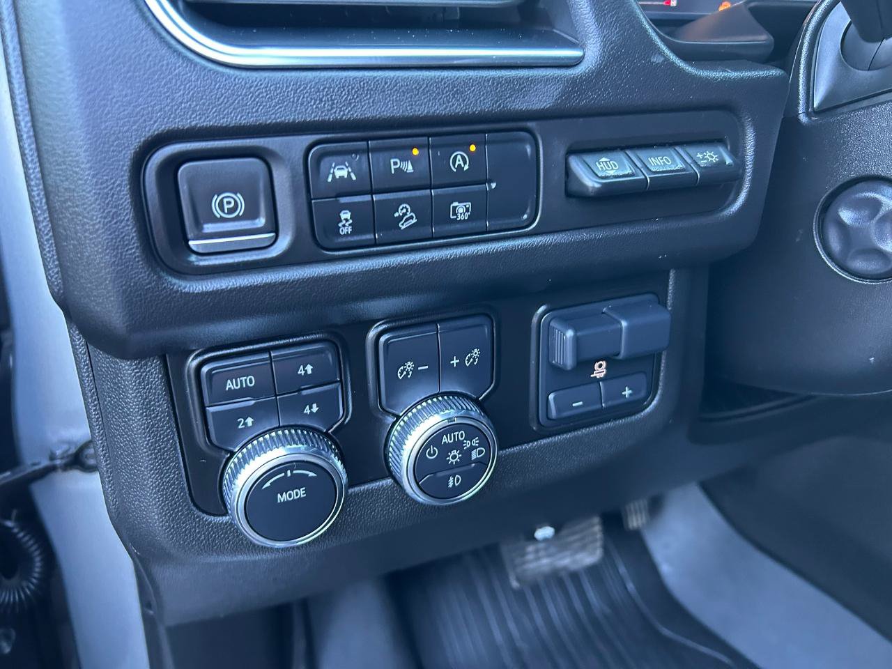 Used 2024 GMC Yukon XL AT4 w/ Technology Package AWD/4WD image 10