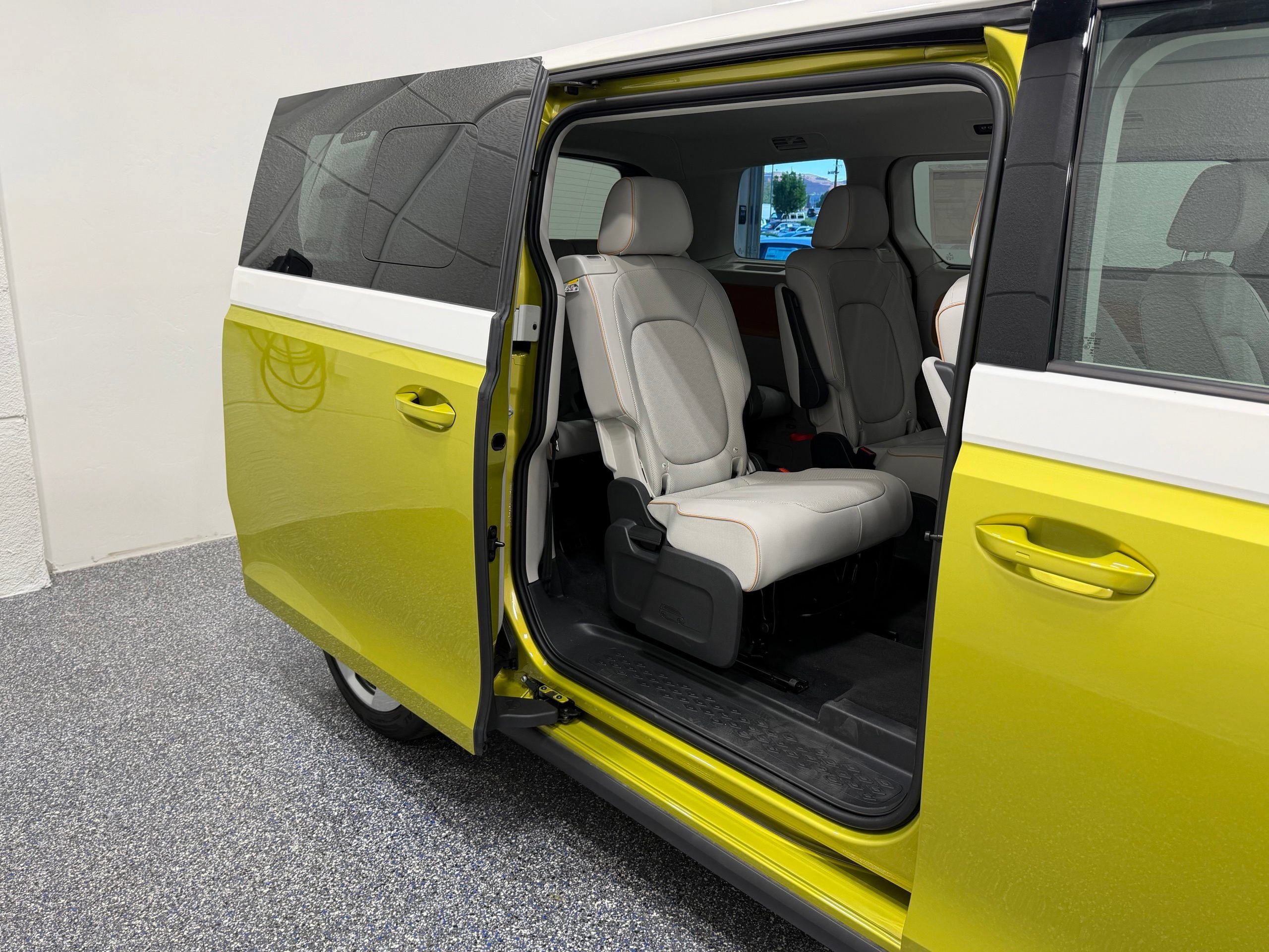 New 2025 Volkswagen ID. Buzz Pro S Plus AWD/4WD image 28