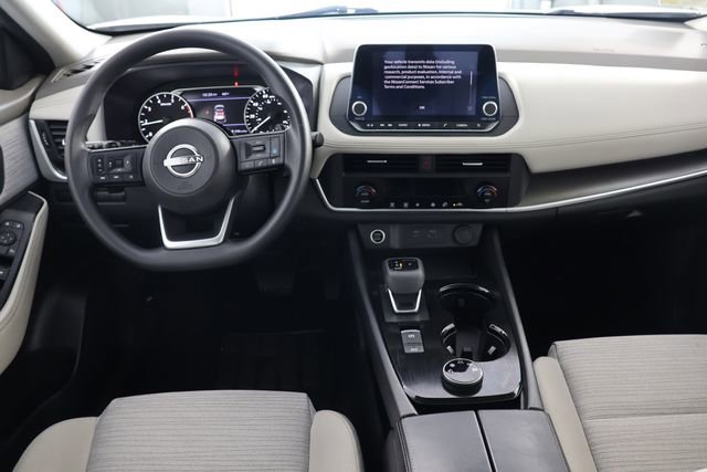 Used 2023 Nissan Rogue SV image 2