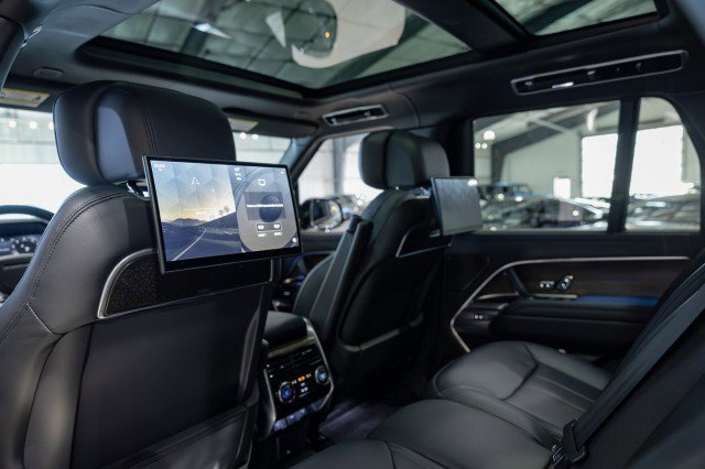 Used 2025 Land Rover Range Rover Autobiography image 39