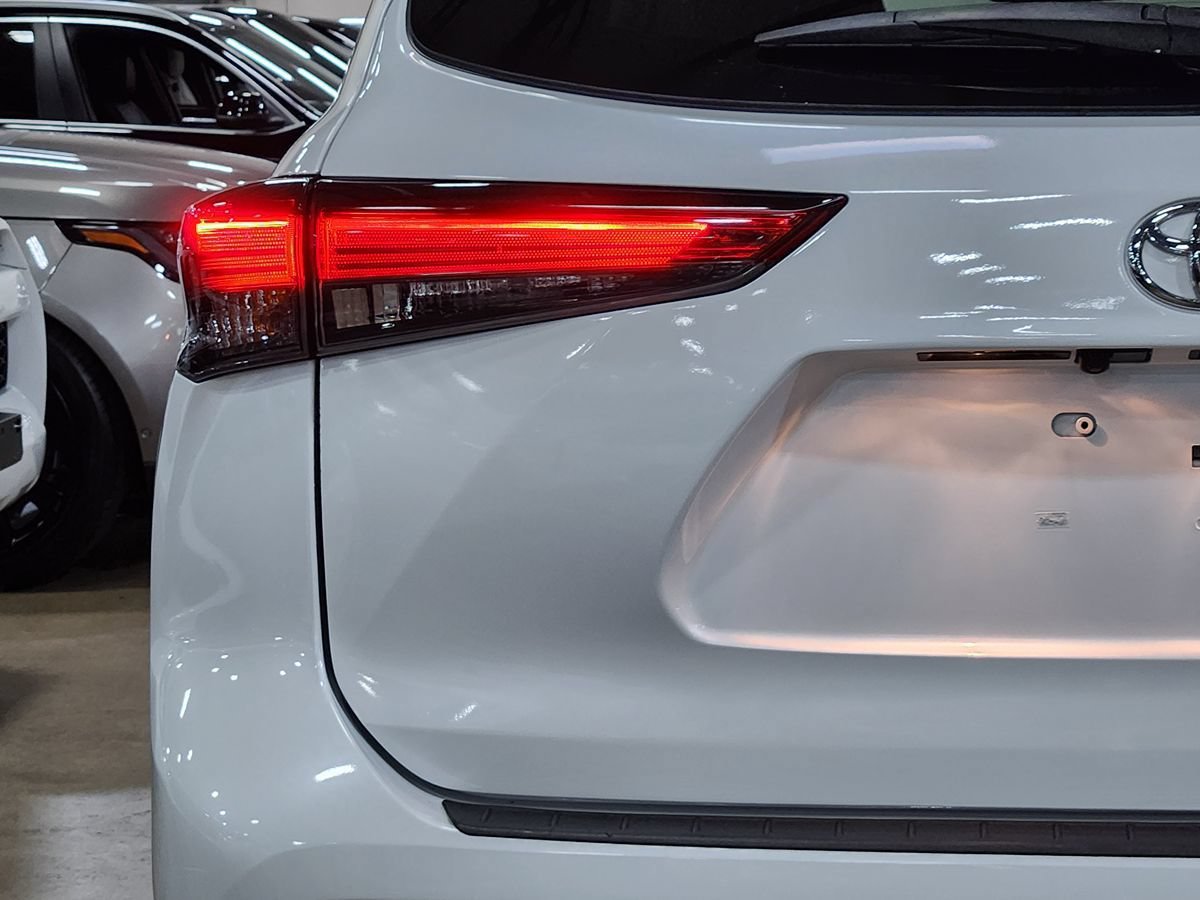 Used 2022 Toyota Highlander XLE AWD/4WD image 20