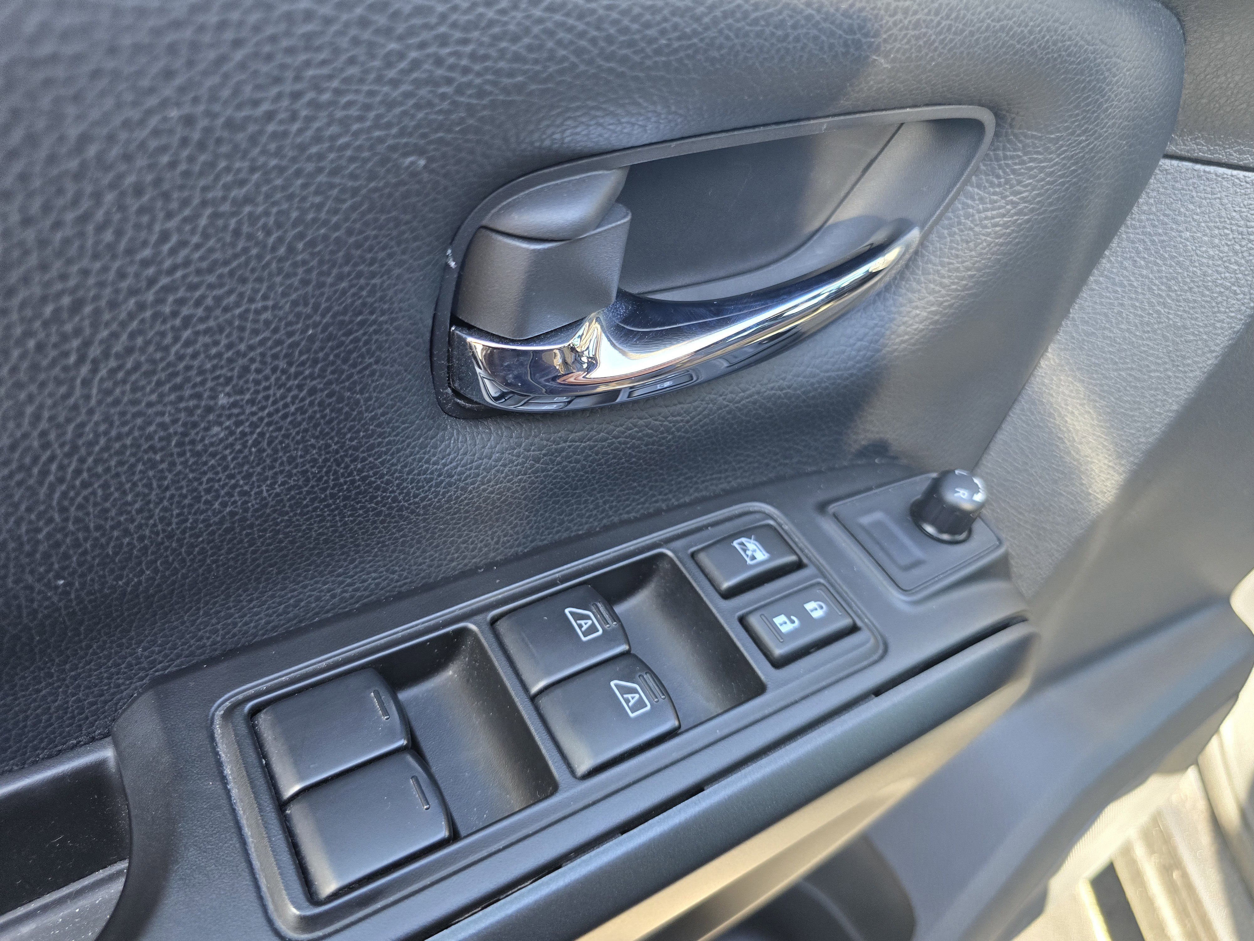 Used 2024 Nissan Titan SV w/ SV Convenience Package image 19