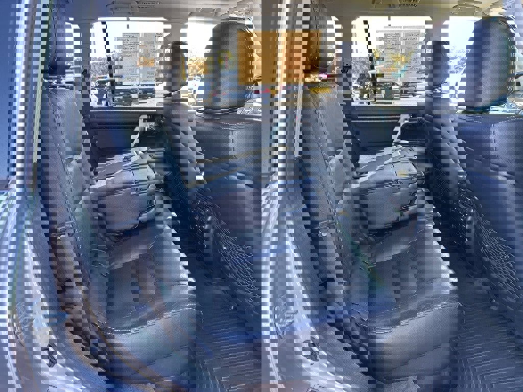 Used 2015 Toyota Land Cruiser image 21