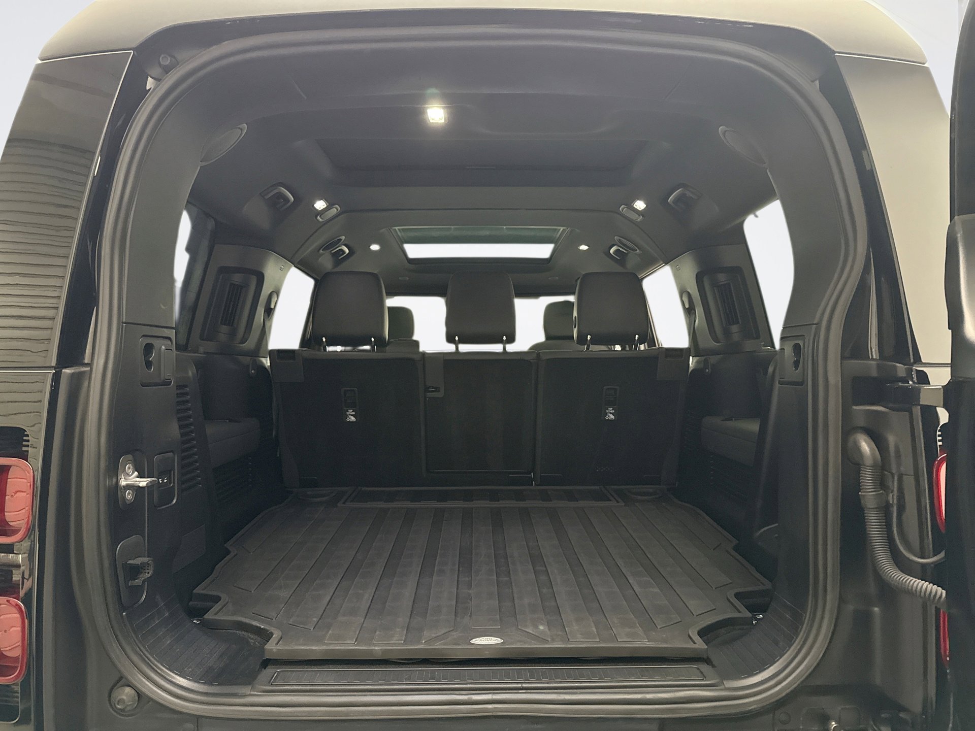 Used 2023 Land Rover Defender 130 SE image 21