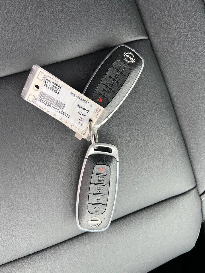 Used 2025 Nissan Murano SV FWD image 14