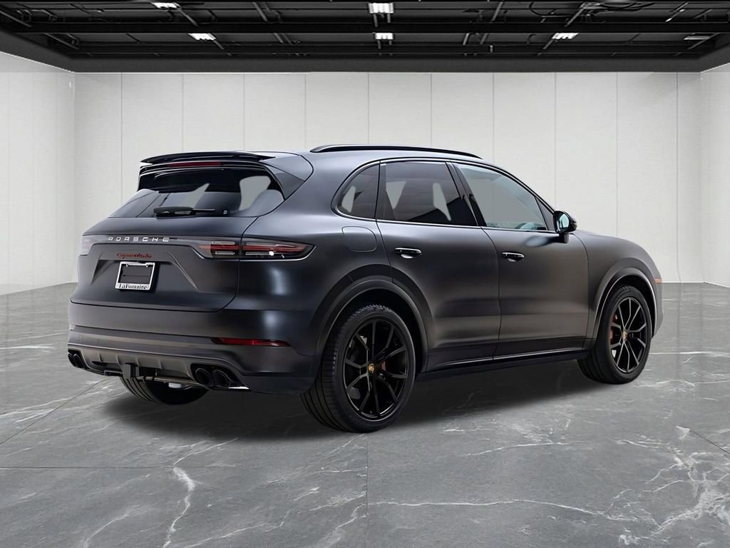 Used 2022 Porsche Cayenne Turbo image 2